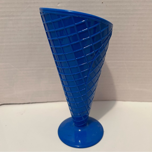 8" tall Waffle cone cup for ice cream, sundae, rootbeer float,.. - Picture 3 of 8